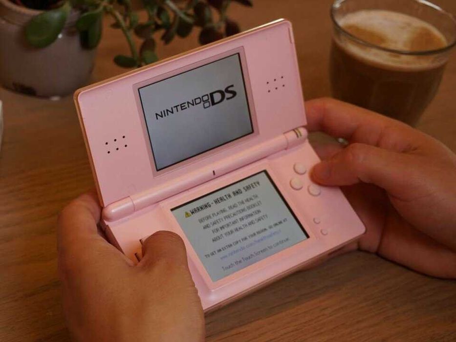 Nintendo DS ca nou! Impecabil! Negru si ROZ!