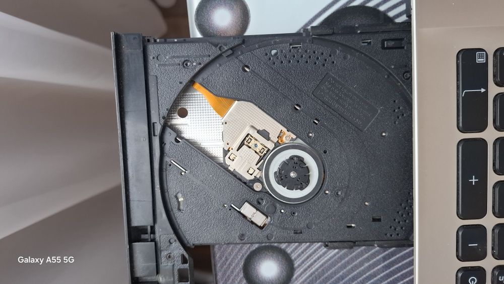 Лаптоп Asus 15.6 core I3 6th gen.