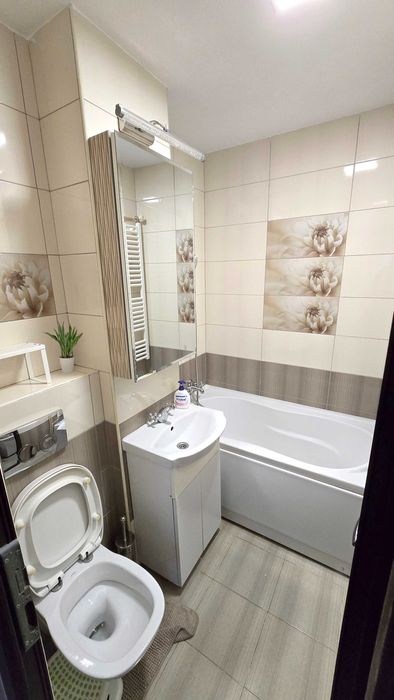 Vand apartament 4 camere (transformat în 3 camere) etaj 1/4 zona Vest