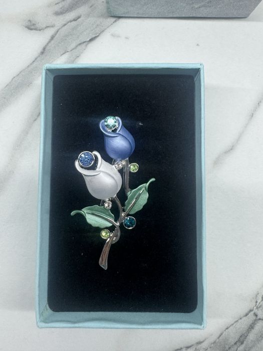 Дамска брошка роза