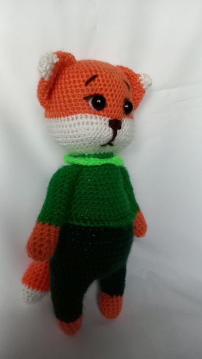 Вязаный лисёнок ручной работы.