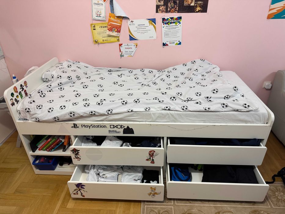 Продавам легло с чекмеджета