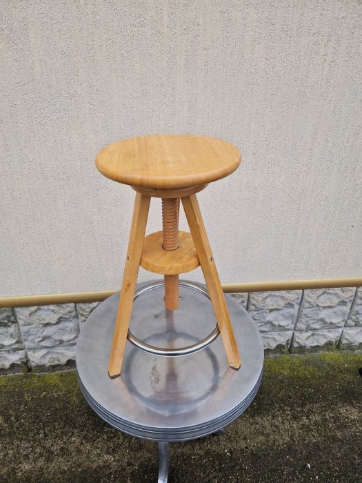 Прекрасно антикварно немско регулируемо работно столче масив