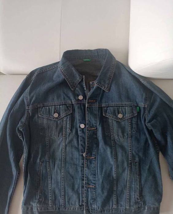 Vând geaca de blugi Benetton, produs de calitate superioara mărimea L.
