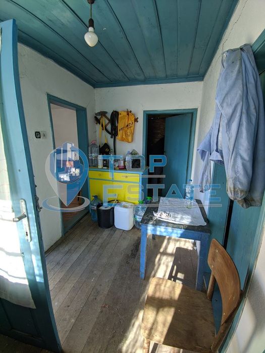 Двуетажна тухлена къща в Еленския балкан