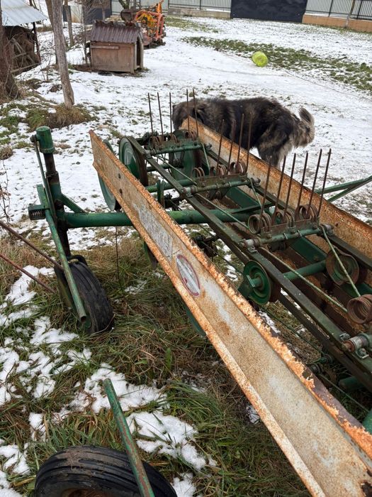 Vând.       greblă