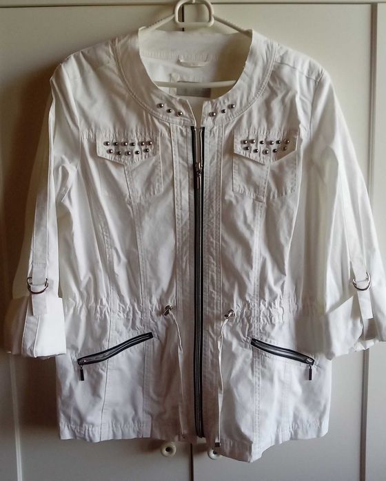 Бяло дамско яке, сиво сако, черна жилетка, светла жилетка