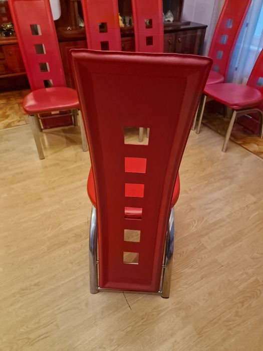 Scaun de culoare roșie
