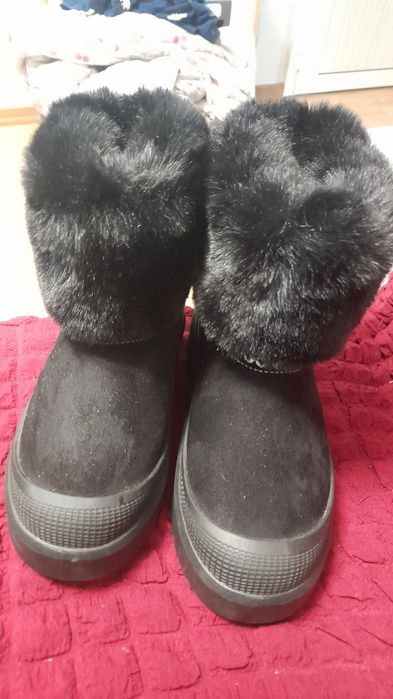 Продавам зимни дамски боти.