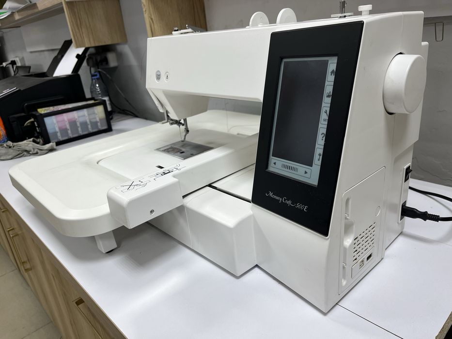 Продам вышивальную машину Janome