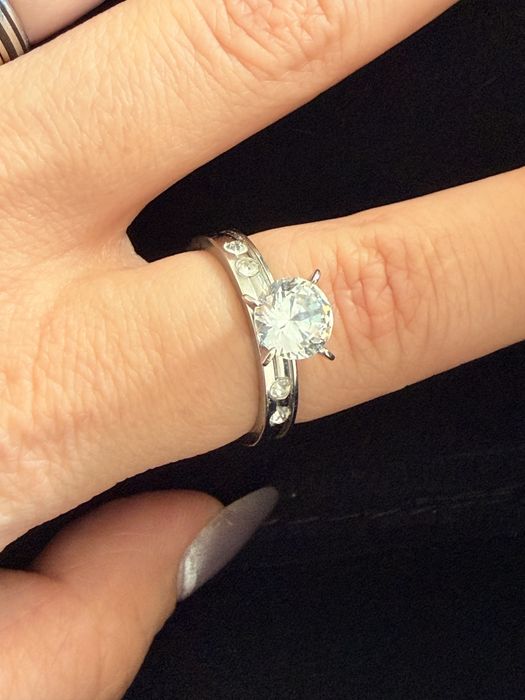 Стоманен пръстен с кристален камък