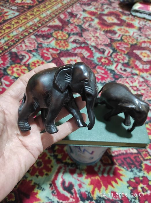 Срочно продаются два слонёнки из красного дерева