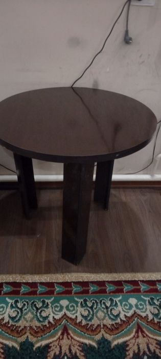 Стол круглый. Диаметр 80см.