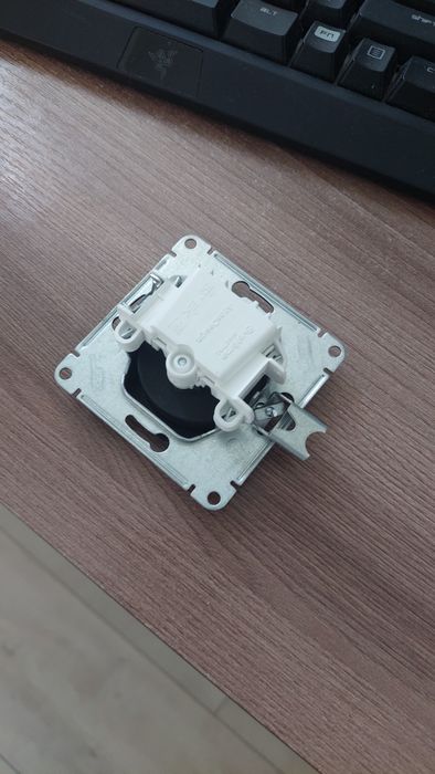 Розетка чёрная шнайдер