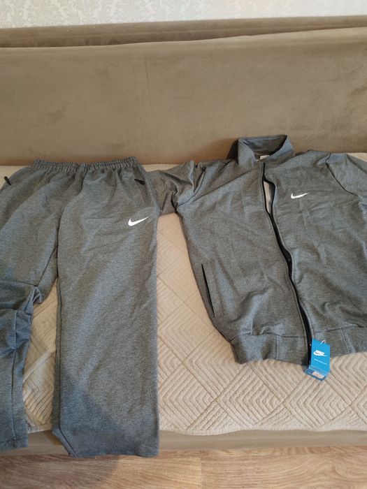 Спортивный костюм Nike.