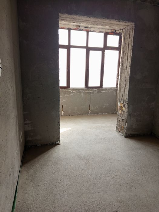 Sergeliy Quruvchilar daxasida  3 xonali 104 kv.m uy sotiladi. 12-METRO