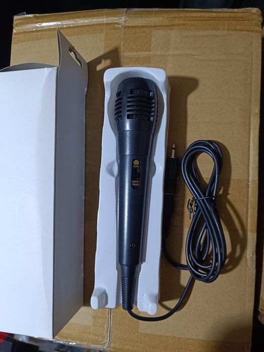 Microfon profesional cu fir pentru karaoke
