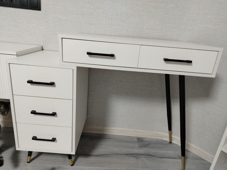 Продам туалетный столик