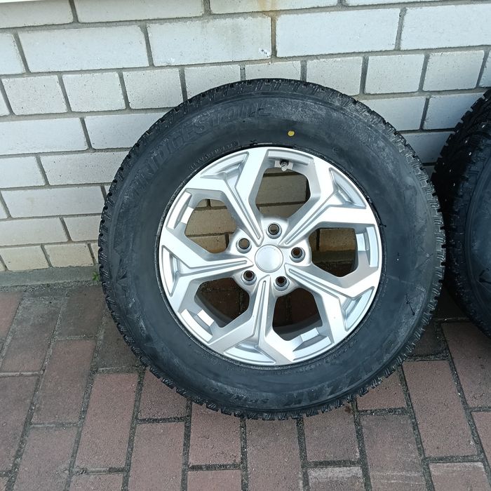 Bridgestone 215/70/R16  5/114.3