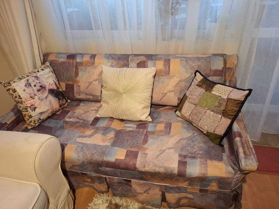 Двуместен старинен диван