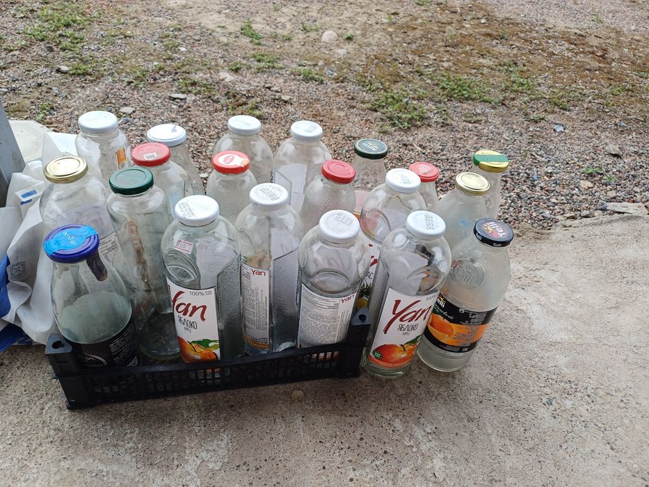 Бутылки стеклянные срочно продам