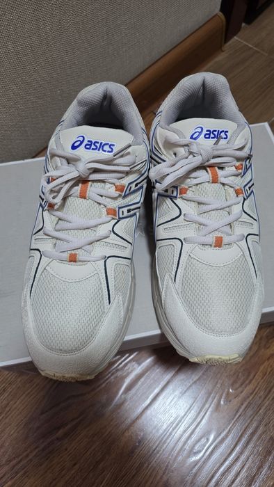 Кроссовки от мирового бренда "Asics"