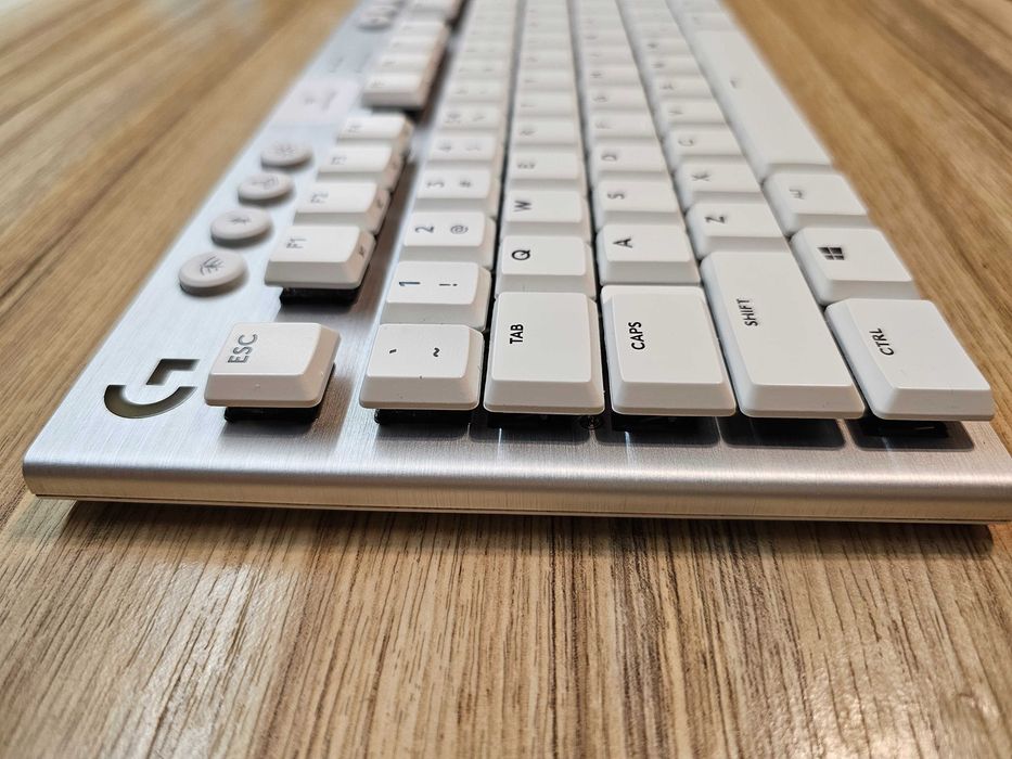 Logitech G915 tkl white lightspeed gaming mechanical keyboard бяла