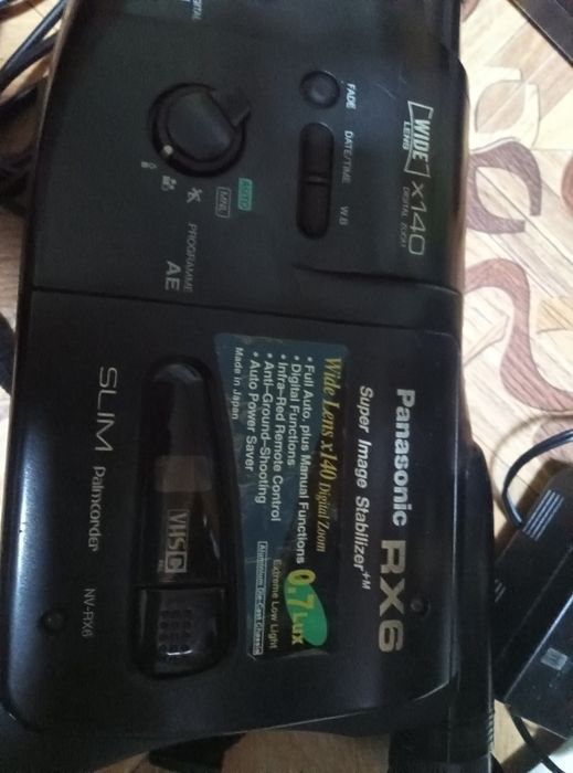 Видео камера работает отлично  снимает только нет касеты́  так работае