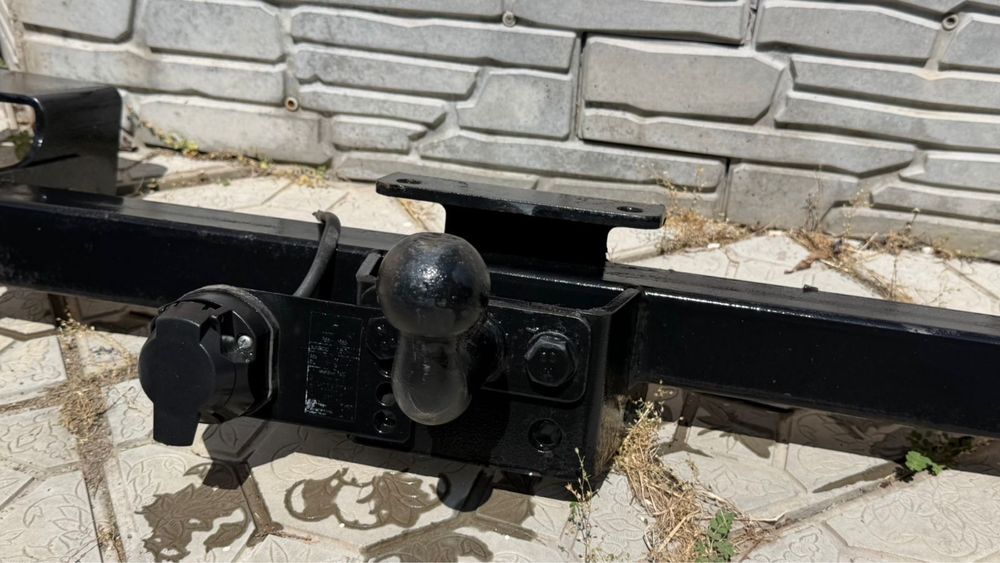 Фаркоп в оригинале от Land Cruiser 200