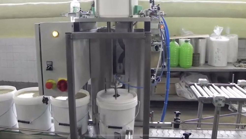 Линия за автоматично пълнене, затваряне на капак и поставяне на етикет