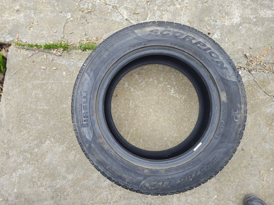 Vând cauciucuri Pirelli