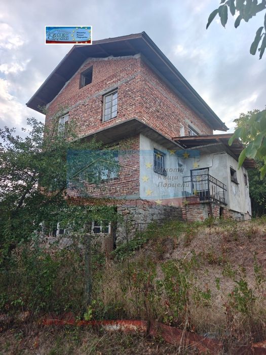 Къща в с. Лобош 157 м² и двор 990 м²