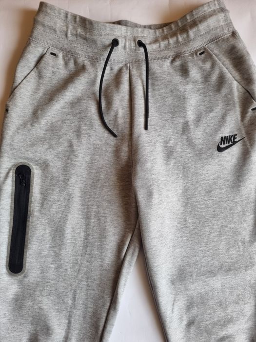 Сиво долнище Nike Tech Fleece, размер 146-156 см.