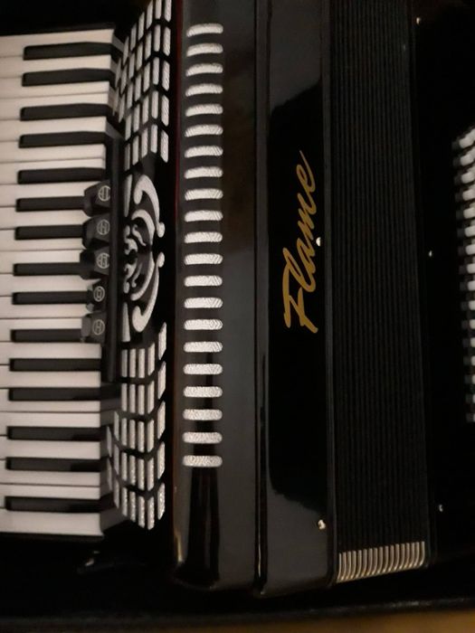 Vând acordeon Flame.