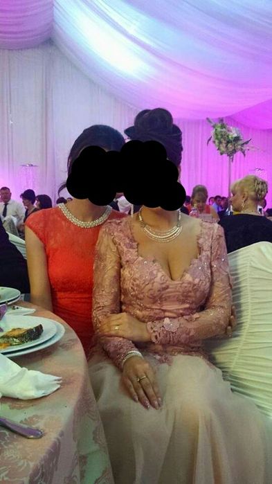 Rochie lunga de seara din dantela roz, cu spatele gol