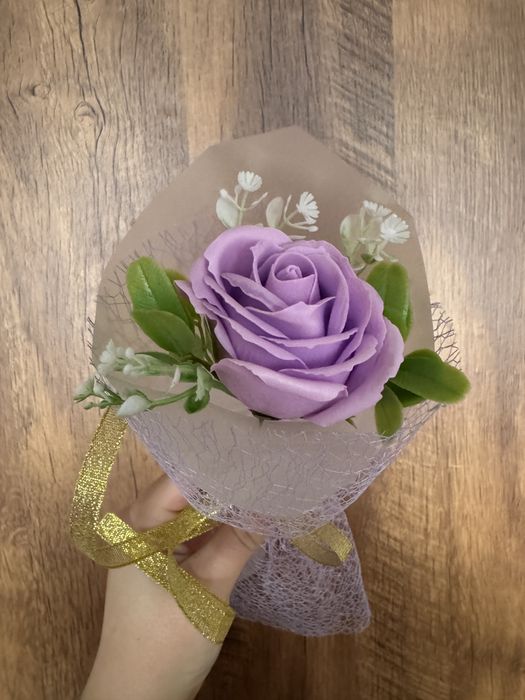 Мече в кутия и букети