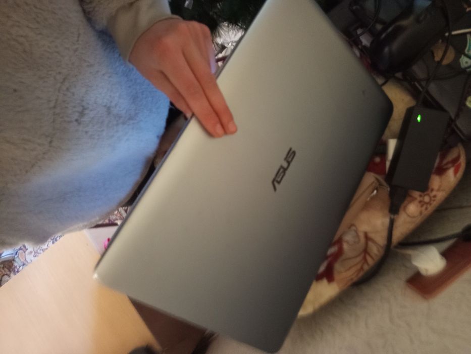 Продаю ноутбук Асус полностью робочий