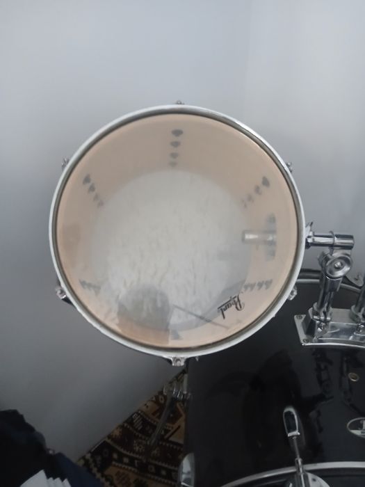 Vând set Pearl Roadshow, bețe plus scaun si bonus un pupitru de note