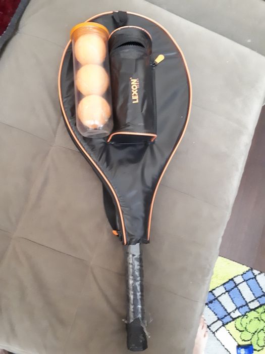 Тенисная ракетка