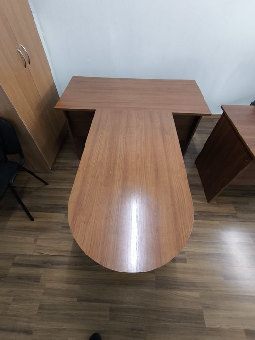 Офисный стол с брифинг-приставкой