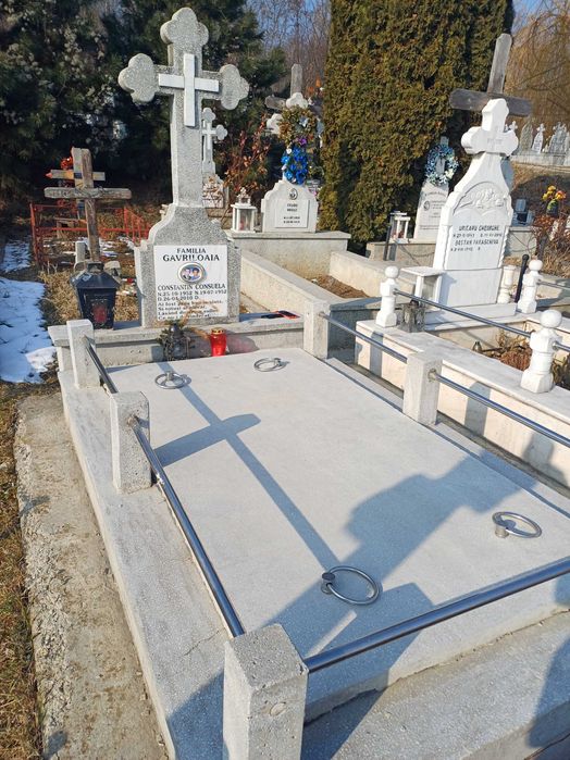 Vând loc de veci/cripta