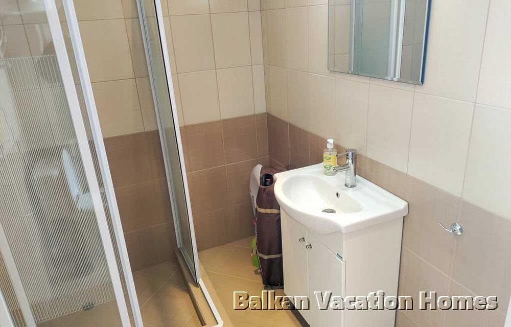 Голям тристаен апартамент с морска панорама в Бяла