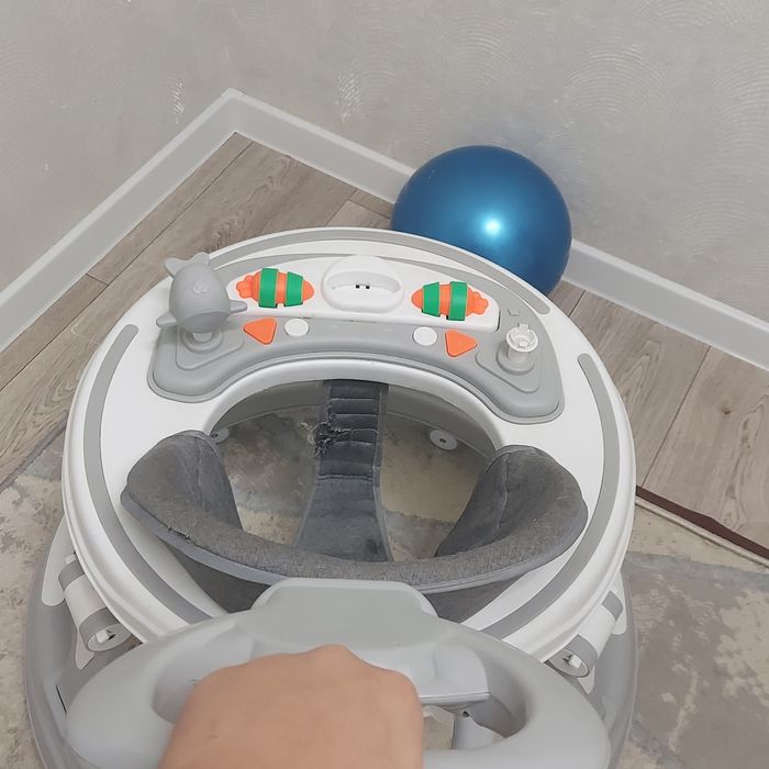 Детский ходунок для первых шагов