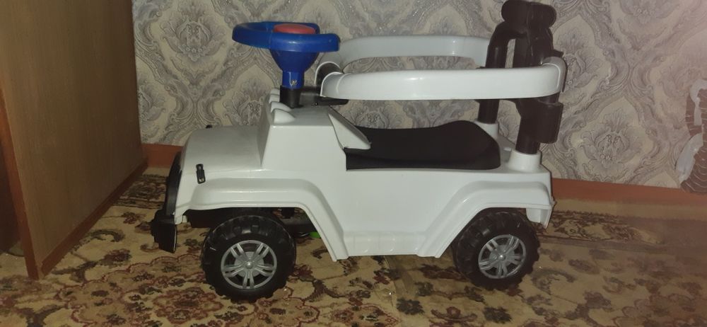 Игрушечные машина белого цвета