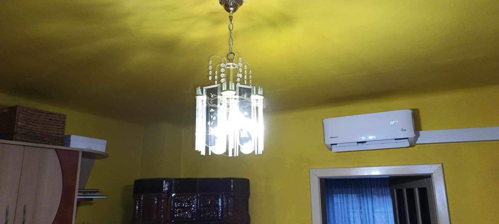 Candelabru metal auriu şi sticlă securizată
