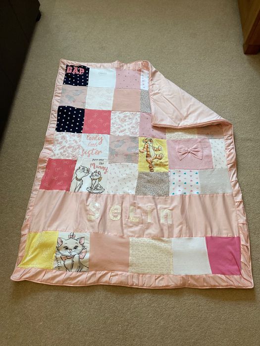 Бебешки одеалца от първите дрешки на вашето дете