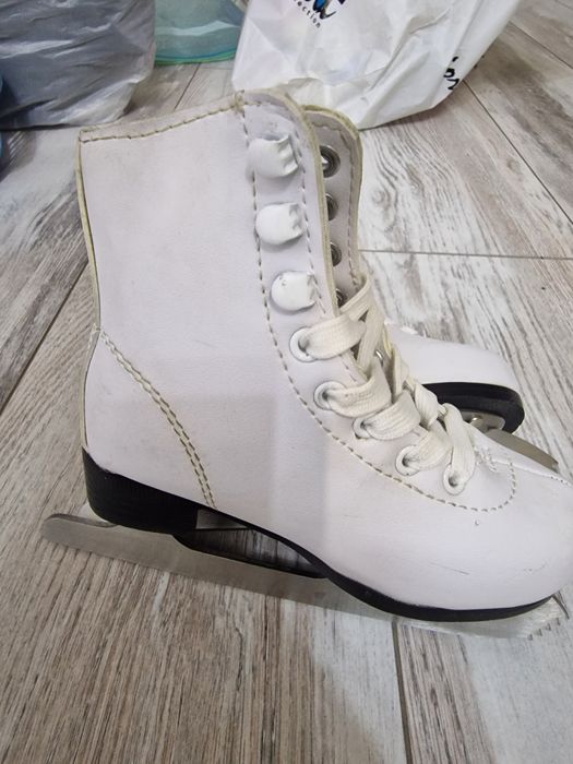 Продам коньки для фигурного катания