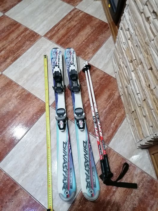 Ski-uri, bețe, cască.