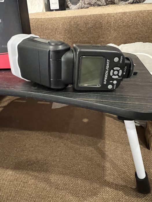 Фотовспышка полупрофесиональная