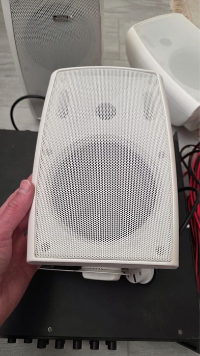 Колонки и усилител с кабелю